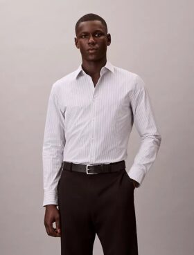 Camicia slim a righe in tessuto tecnico elasticizzato con colletto button-down