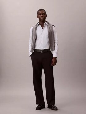 Camicia slim a righe in tessuto tecnico elasticizzato con colletto button-down