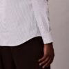 Camicia slim a righe in tessuto tecnico elasticizzato con colletto button-down