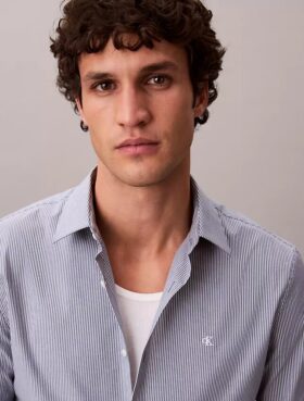Camicia slim in cotone elasticizzato a righe con colletto button-down