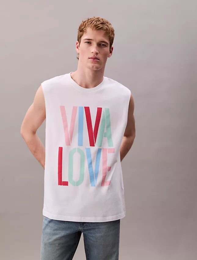 Canotta Marc Hundley Pride Viva Love dal taglio comodo Canotta Marc Hundley Pride Viva Love dal taglio comodo