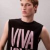 Canotta Marc Hundley Pride Viva Love dal taglio comodo Canotta Marc Hundley Pride Viva Love dal taglio comodo