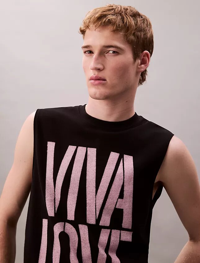 Canotta Marc Hundley Pride Viva Love dal taglio comodo Canotta Marc Hundley Pride Viva Love dal taglio comodo