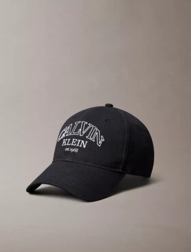 Cappellino con logo curvo