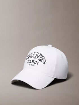 Cappellino con logo curvo