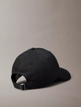 Cappellino con logo curvo