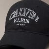 Cappellino con logo curvo Cappellino con logo curvo