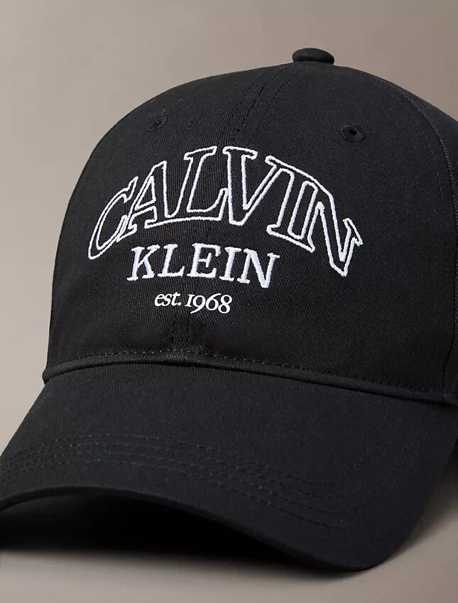 Cappellino con logo curvo Cappellino con logo curvo