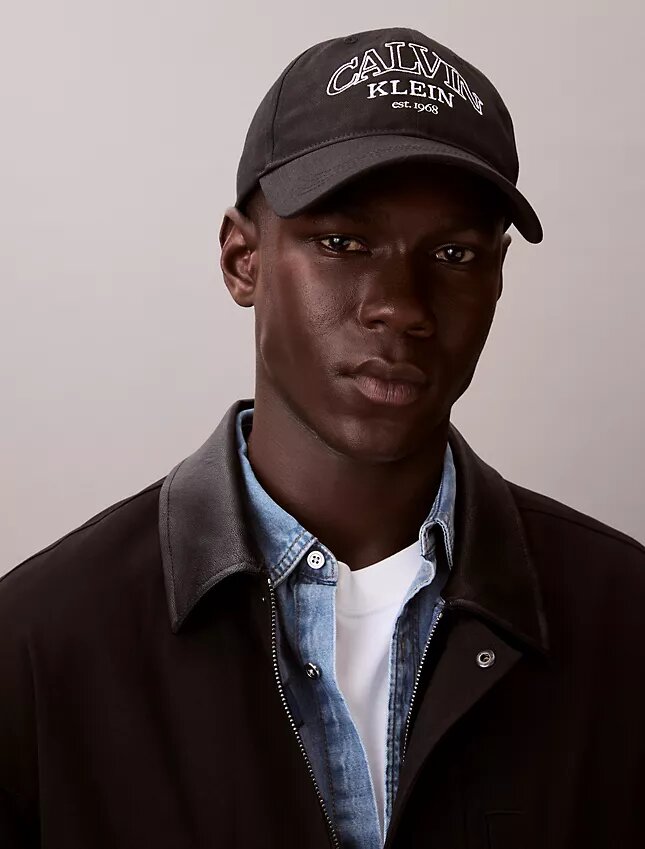 Cappellino con logo curvo Cappellino con logo curvo