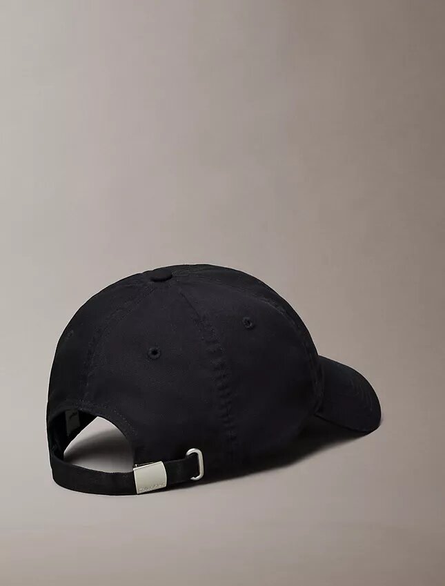 Cappellino con logo grafico ricamato Cappellino con logo grafico ricamato