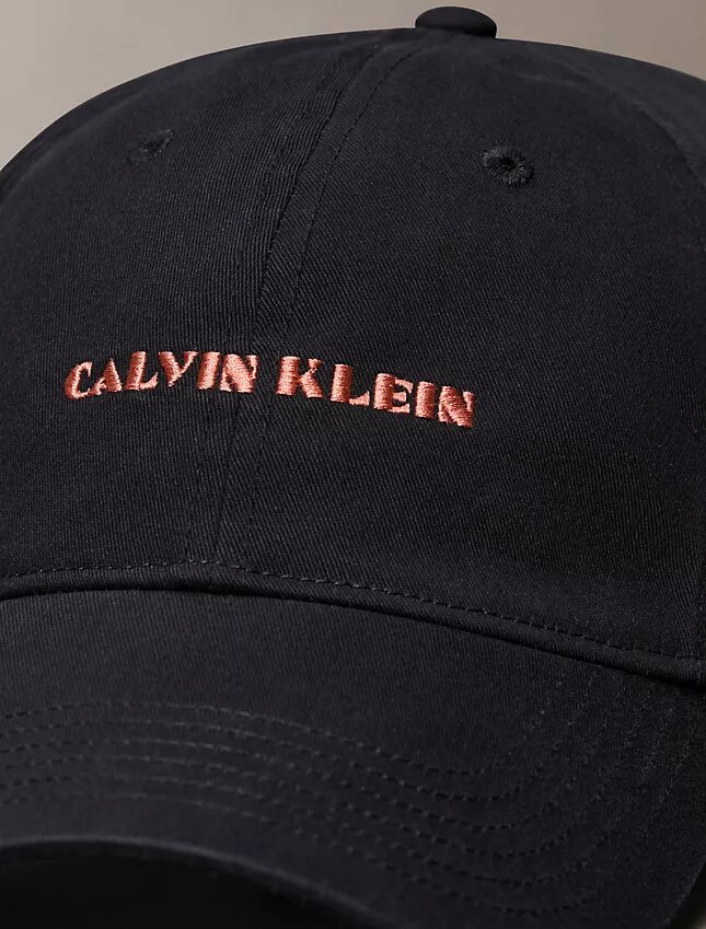 Cappellino con logo grafico ricamato Cappellino con logo grafico ricamato