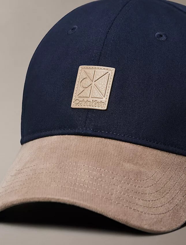 Cappellino da baseball con logo a blocchi di colore Cappellino da baseball con logo a blocchi di colore