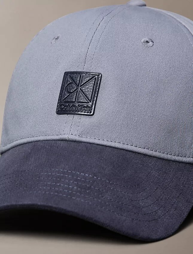 Cappellino da baseball con logo a blocchi di colore Cappellino da baseball con logo a blocchi di colore
