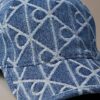 Cappellino da baseball con logo emblema su tutta la superficie in Denim