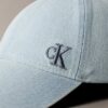 Cappellino da baseball in Denim lavato con logo ricamato Cappellino da baseball in Denim lavato con logo ricamato