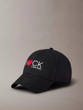 Cappellino in twill con grafica “I Love Ck”