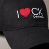 Cappellino in twill con grafica “I Love Ck” Cappellino in twill con grafica “I Love Ck”