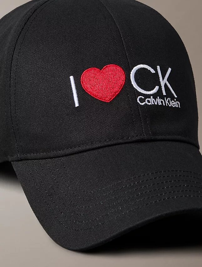 Cappellino in twill con grafica “I Love Ck” Cappellino in twill con grafica “I Love Ck”