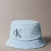 Cappello a secchiello in Denim lavato con logo ricamato Cappello a secchiello in Denim lavato con logo ricamato