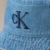 Cappello a secchiello in Denim lavato con logo ricamato Cappello a secchiello in Denim lavato con logo ricamato