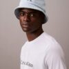 Cappello a secchiello in Denim lavato con logo ricamato Cappello a secchiello in Denim lavato con logo ricamato