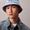 Cappello a secchiello in Denim lavato con logo ricamato Cappello a secchiello in Denim lavato con logo ricamato