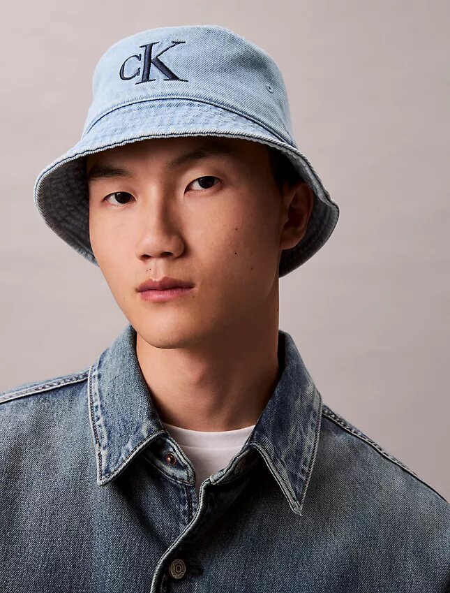 Cappello a secchiello in Denim lavato con logo ricamato Cappello a secchiello in Denim lavato con logo ricamato