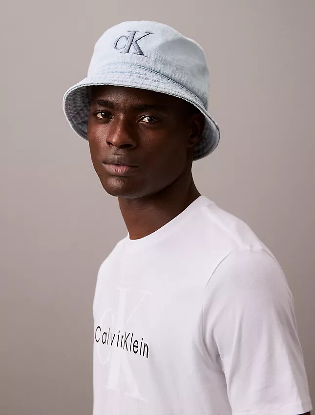 Cappello a secchiello in Denim lavato con logo ricamato Cappello a secchiello in Denim lavato con logo ricamato