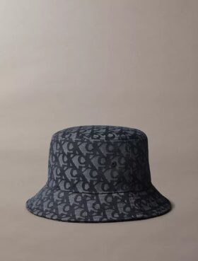 Cappello a secchiello in jacquard con monogramma su tutta la superficie
