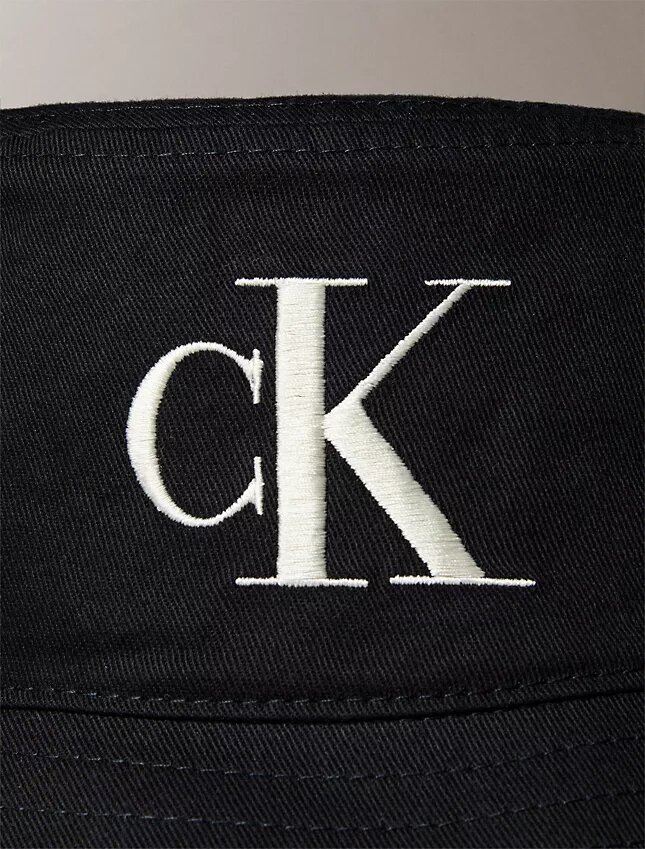 Cappello a secchiello in twill con Monogram ricamato Cappello a secchiello in twill con Monogram ricamato