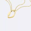 Collana con pendente dalla forma rotonda e organica Collana con pendente dalla forma rotonda e organica