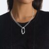Collana con pendente dalla forma rotonda e organica Collana con pendente dalla forma rotonda e organica