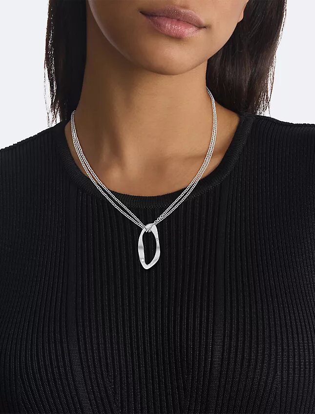Collana con pendente dalla forma rotonda e organica Collana con pendente dalla forma rotonda e organica