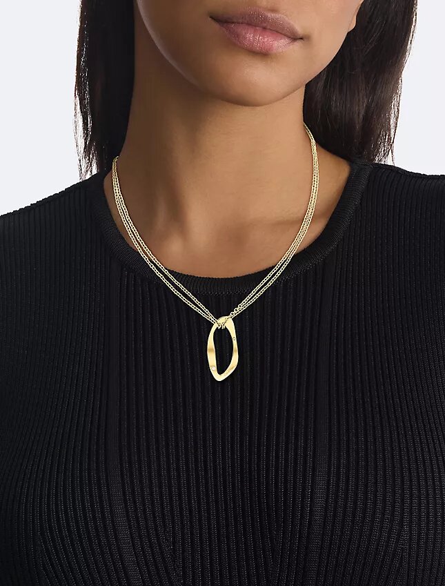 Collana con pendente dalla forma rotonda e organica Collana con pendente dalla forma rotonda e organica