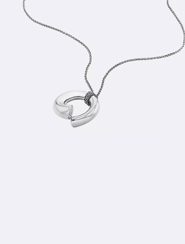 Collana con pendente rotondo scultoreo Collana con pendente rotondo scultoreo