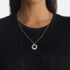 Collana con pendente rotondo scultoreo Collana con pendente rotondo scultoreo