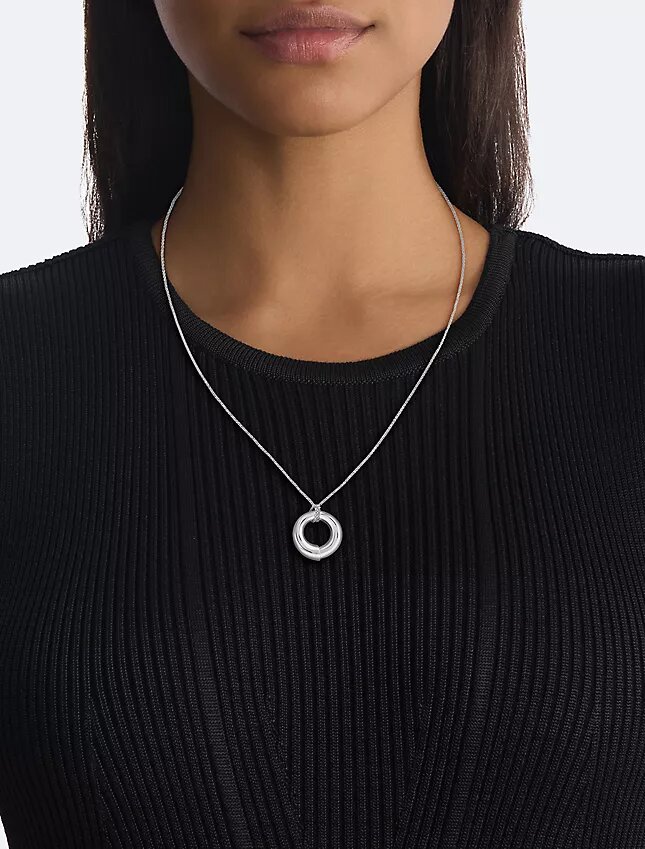 Collana con pendente rotondo scultoreo Collana con pendente rotondo scultoreo