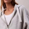 Felpa con cappuccio comoda in pile con zip e nastro con logo Felpa con cappuccio comoda in pile con zip e nastro con logo