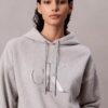 Felpa con cappuccio morbida in pile con Monogram in paillettes Felpa con cappuccio morbida in pile con Monogram in paillettes