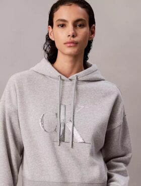Felpa con cappuccio morbida in pile con Monogram in paillettes