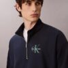 Felpa Monologo Premium in spugna con zip a un quarto Felpa Monologo Premium in spugna con zip a un quarto