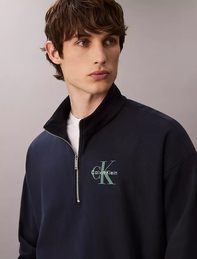 Felpa Monologo Premium in spugna con zip a un quarto Felpa Monologo Premium in spugna con zip a un quarto
