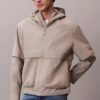 Giacca a vento con cappuccio in tessuto ripstop Giacca a vento con cappuccio in tessuto ripstop