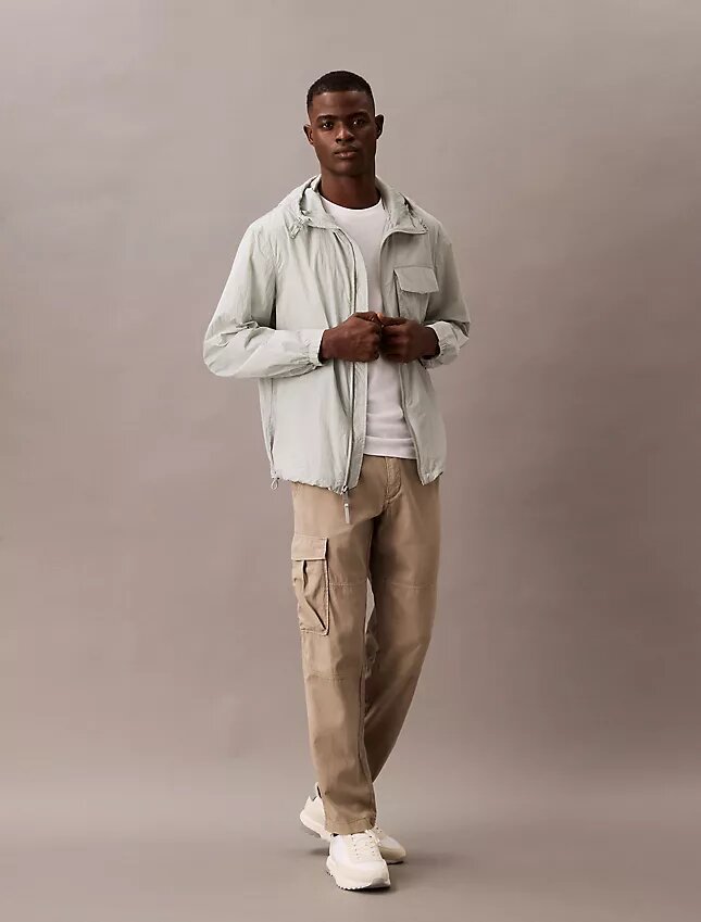 Giacca comoda con cappuccio in nylon Giacca comoda con cappuccio in nylon