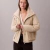 Giacca comoda con collo in sherpa Giacca comoda con collo in sherpa
