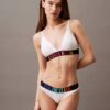 Intense Power Pride Bralette a triangolo leggermente imbottito Intense Power Pride Bralette a triangolo leggermente imbottito