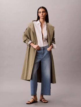 Jeans a gamba larga dal taglio corto