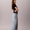 Jeans a gamba larga dal taglio corto Jeans a gamba larga dal taglio corto