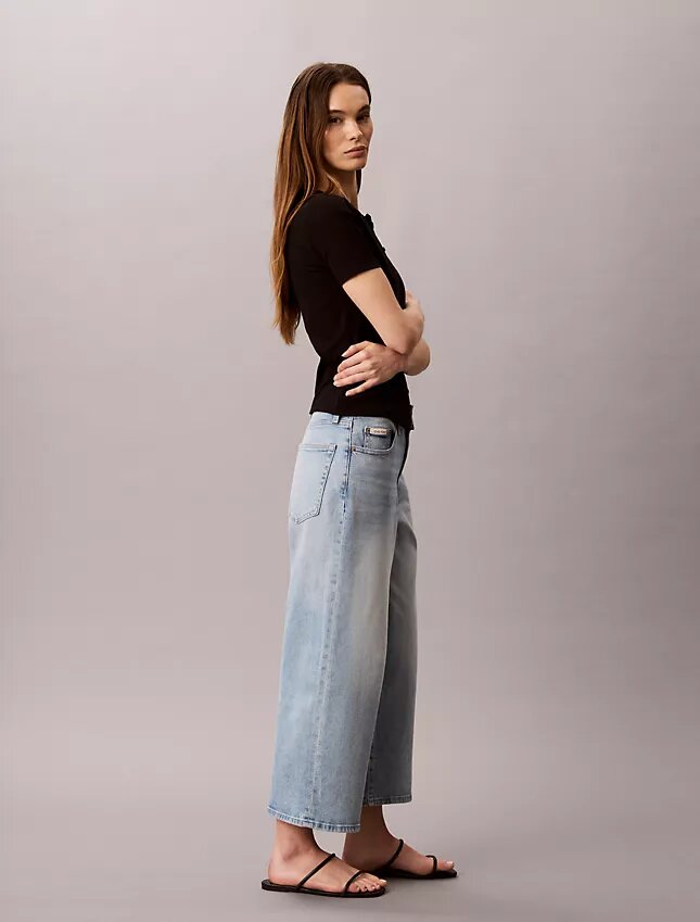 Jeans a gamba larga dal taglio corto Jeans a gamba larga dal taglio corto