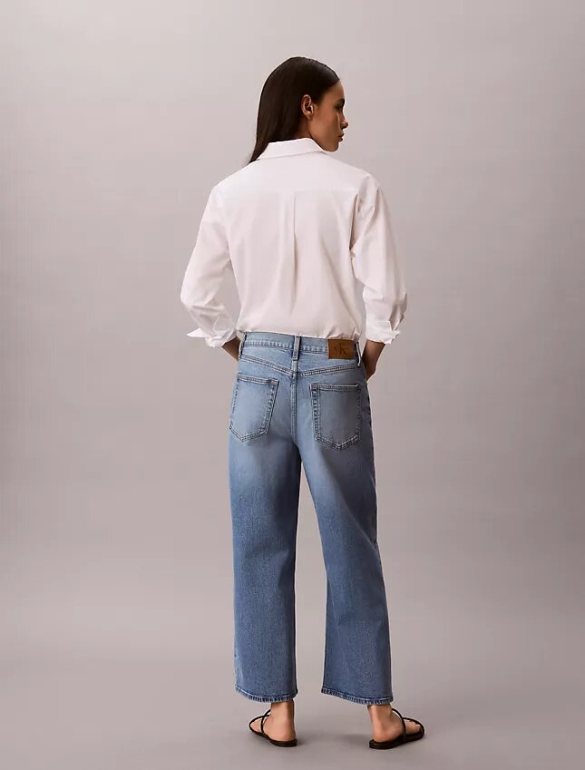 Jeans a gamba larga dal taglio corto Jeans a gamba larga dal taglio corto